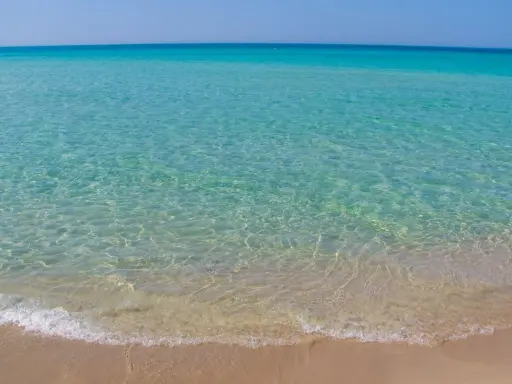 Acque cristalline e sabbia dorata a Ugento mare. Un invito a tuffarsi in questo paradiso.
