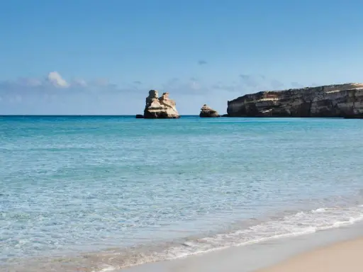Acque cristalline e scogliere suggestive vicino alla torre dell'orso spiaggia.