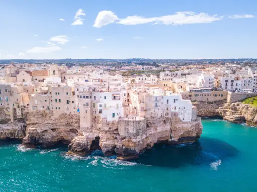 Panorami mozzafiato: case bianche aggrappate alle scogliere, mare turchese. Un assaggio di cosa vedere in Puglia, un sogno ad occhi aperti.