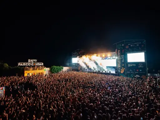 La folla in delirio a Gallipoli per la movida di Parco Gondar. Fumo e luci sul palco per un concerto indimenticabile.