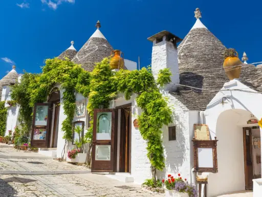 Trulli bianchi fioriti in Puglia, un'atmosfera magica per il 25 aprile.