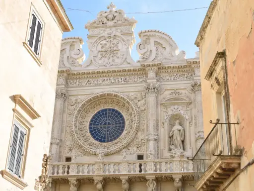 Facciata barocca di Lecce, un gioiello che risplende durante le feste patronali Salento.