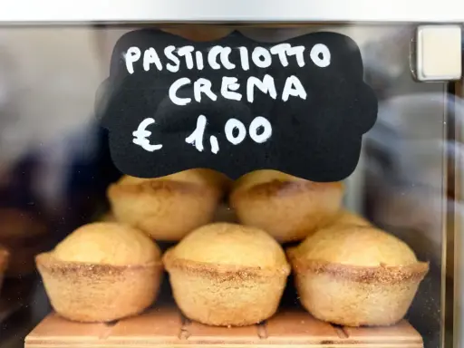 Pasticciotti alla crema, deliziosi dolci tipici pugliesi, in vetrina a €1,00.