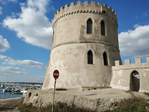 Torre Vado, un'antica torre di avvistamento domina il porto con le sue barche.
