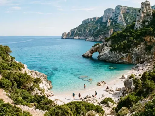 Sentiero panoramico verso una delle splendide calette del Salento, con acqua cristallina e rocce imponenti.
