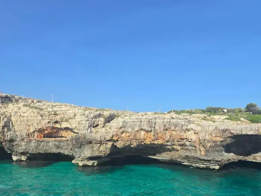 Scogliere rocciose e mare cristallino, un invito a esplorare le **grotte del Salento**.