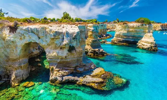 Faraglioni di Sant'Andrea, un luogo incantevole da scoprire, ideale per chi cerca cosa visitare vicino Gallipoli.
