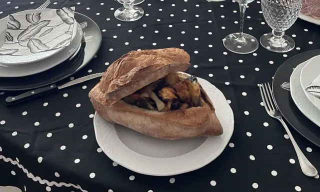 Pane ripieno con verdure e formaggio, un assaggio degli antipasti tipici pugliesi.