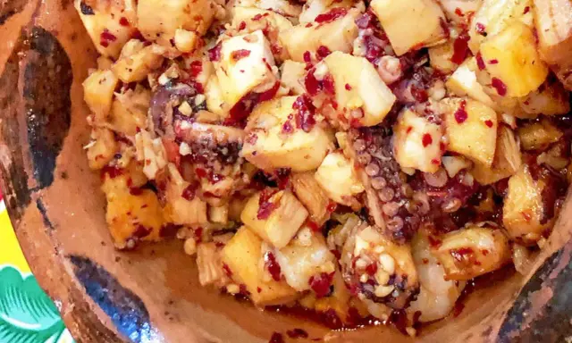 Polpo alla pignata, un sapore autentico di Lecce in un piatto ricco e gustoso. Tentacoli succulenti e patate condite con spezie.