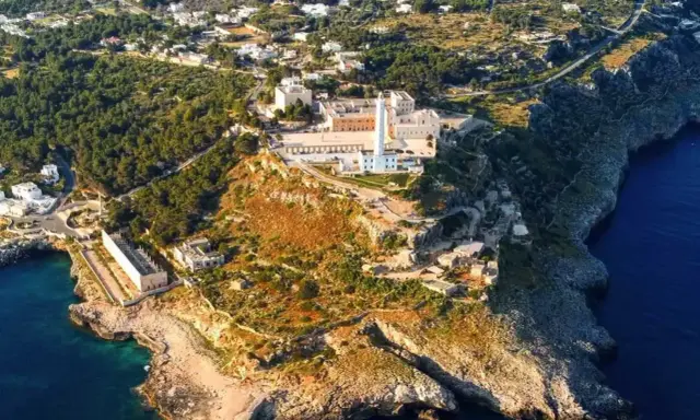 Panoramica di Santa Maria di Leuca, dove il Santuario domina la scogliera a picco sul mare blu intenso.