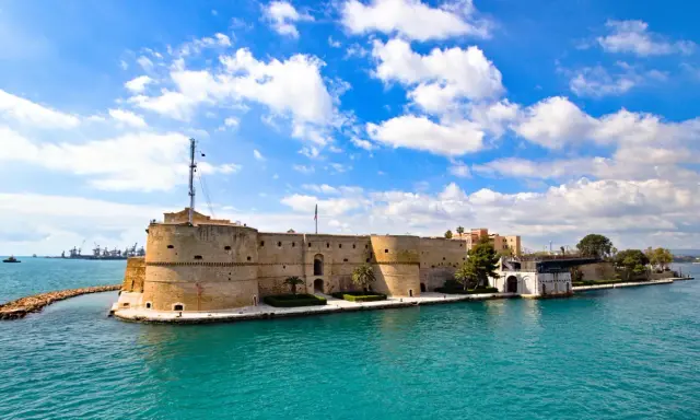 Castello Aragonese a Taranto, un gioiello che mostra dove si trova la Puglia, con il mare turchese e il cielo azzurro.