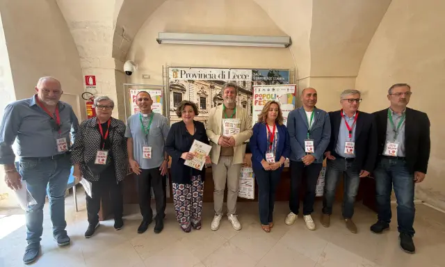 Gruppo di persone sorridenti, staff di "Popoli in Festa", durante eventi nel Salento.