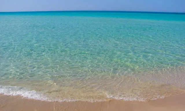 Acque cristalline e sabbia dorata a Ugento mare. Un invito a tuffarsi in questo paradiso.