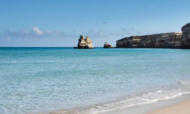 Acque cristalline e scogliere suggestive vicino alla torre dell'orso spiaggia.