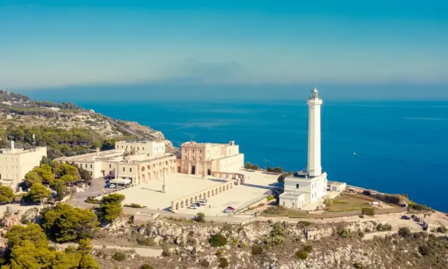 Il santuario e il faro di Santa Maria di Leuca dominano il lungomare, con il blu intenso del mare sullo sfondo.