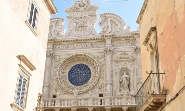 Facciata barocca di Lecce, un gioiello che risplende durante le feste patronali Salento.