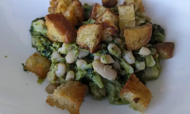 Un piatto di verdure verdi con fagioli bianchi e crostini dorati. Un vero "marenna" che sa di casa.