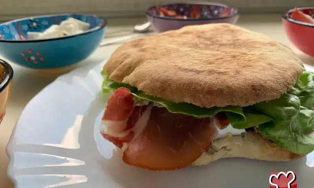 Puccia salentina con prosciutto e lattuga. Un'idea semplice su come condire la puccia salentina per un pasto gustoso.