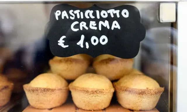 Pasticciotti alla crema, deliziosi dolci tipici pugliesi, in vetrina a €1,00.