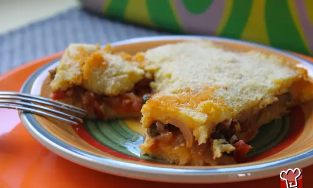Fetta di torta salata con verdure e formaggio, un assaggio dei caroselli salentini.