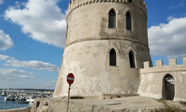 Torre Vado, un'antica torre di avvistamento domina il porto con le sue barche.