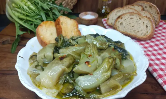 Verdure cotte in padella, un classico della cucina povera salentina, servite con pane tostato e un filo d'olio.