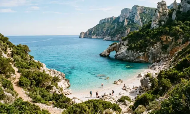 Sentiero panoramico verso una delle splendide calette del Salento, con acqua cristallina e rocce imponenti.