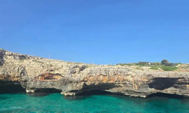 Scogliere rocciose e mare cristallino, un invito a esplorare le **grotte del Salento**.