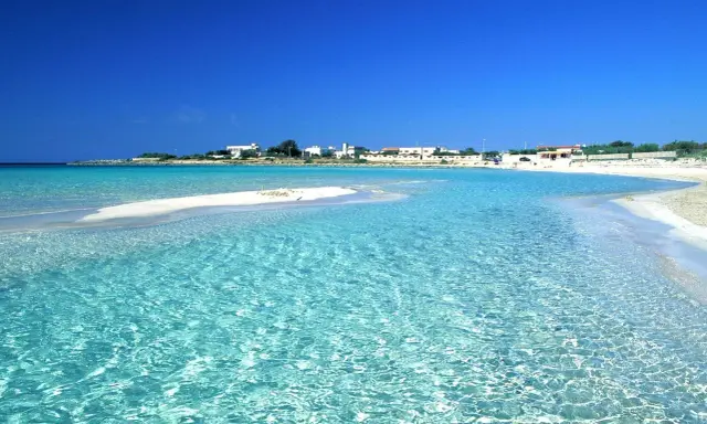 Acque cristalline e sabbia bianca a Punta Prosciutto, uno dei lidi migliori del Salento.