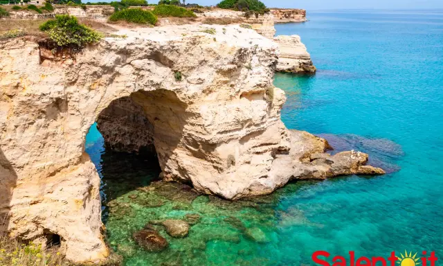 Scogliere dorate e mare cristallino, un'incantevole grotta marina. Perfetto per un Ferragosto Salento indimenticabile.