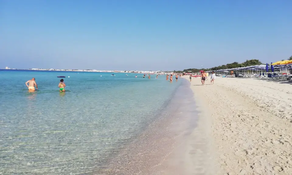 Spiaggia di Torre Lapillo, Salento. Acque cristalline e sabbia dorata per una giornata di sole e relax.