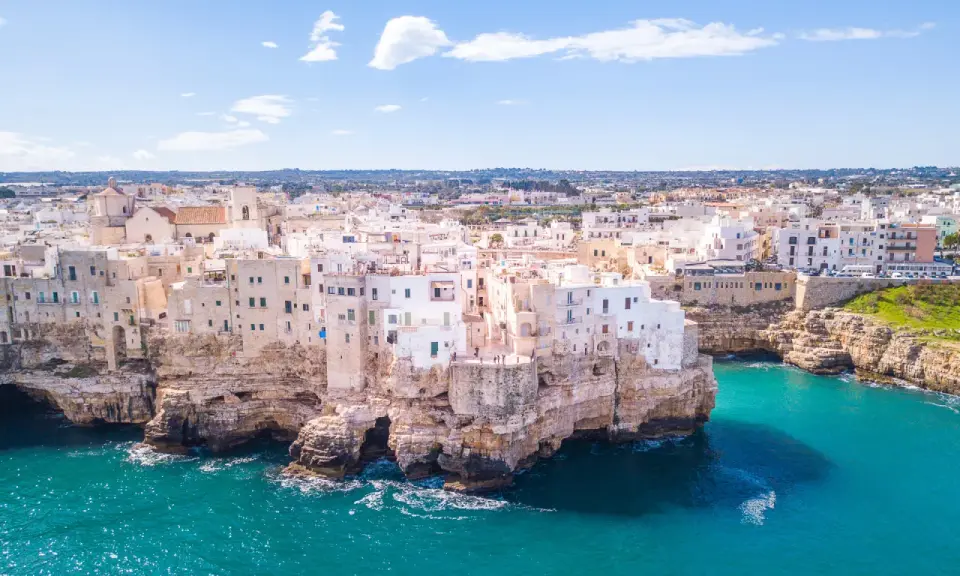 Panorami mozzafiato: case bianche aggrappate alle scogliere, mare turchese. Un assaggio di cosa vedere in Puglia, un sogno ad occhi aperti.