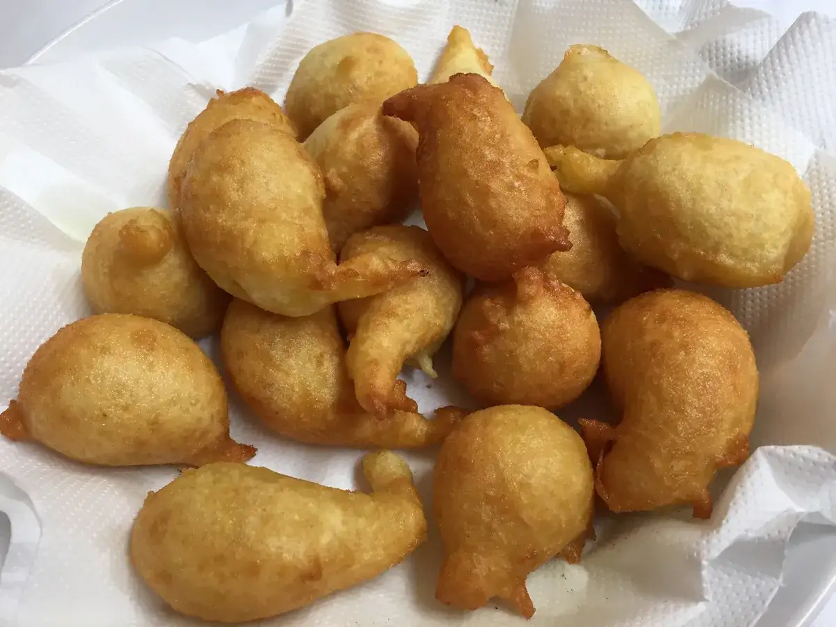 Pittula salentina dorate e fragranti, pronte per essere gustate.