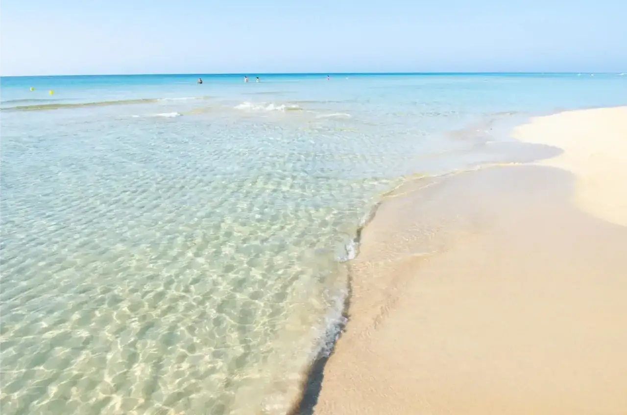 Acque cristalline e sabbia dorata a Marina di Pescoluse, Salento. Un angolo di paradiso dove si trova la bellezza del mare.