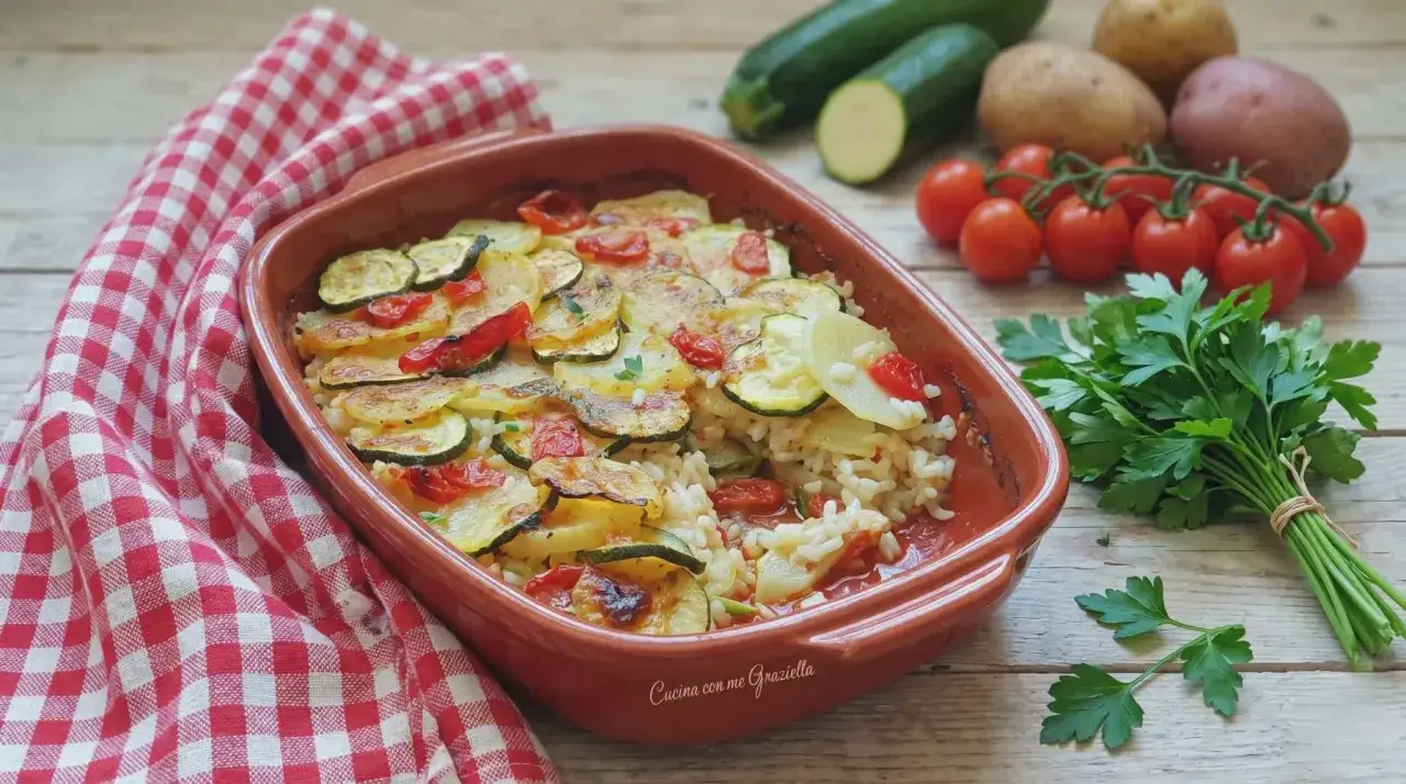 Tiella pugliese di verdure, un piatto ricco e saporito con riso, patate, zucchine e pomodorini, pronto per essere gustato.