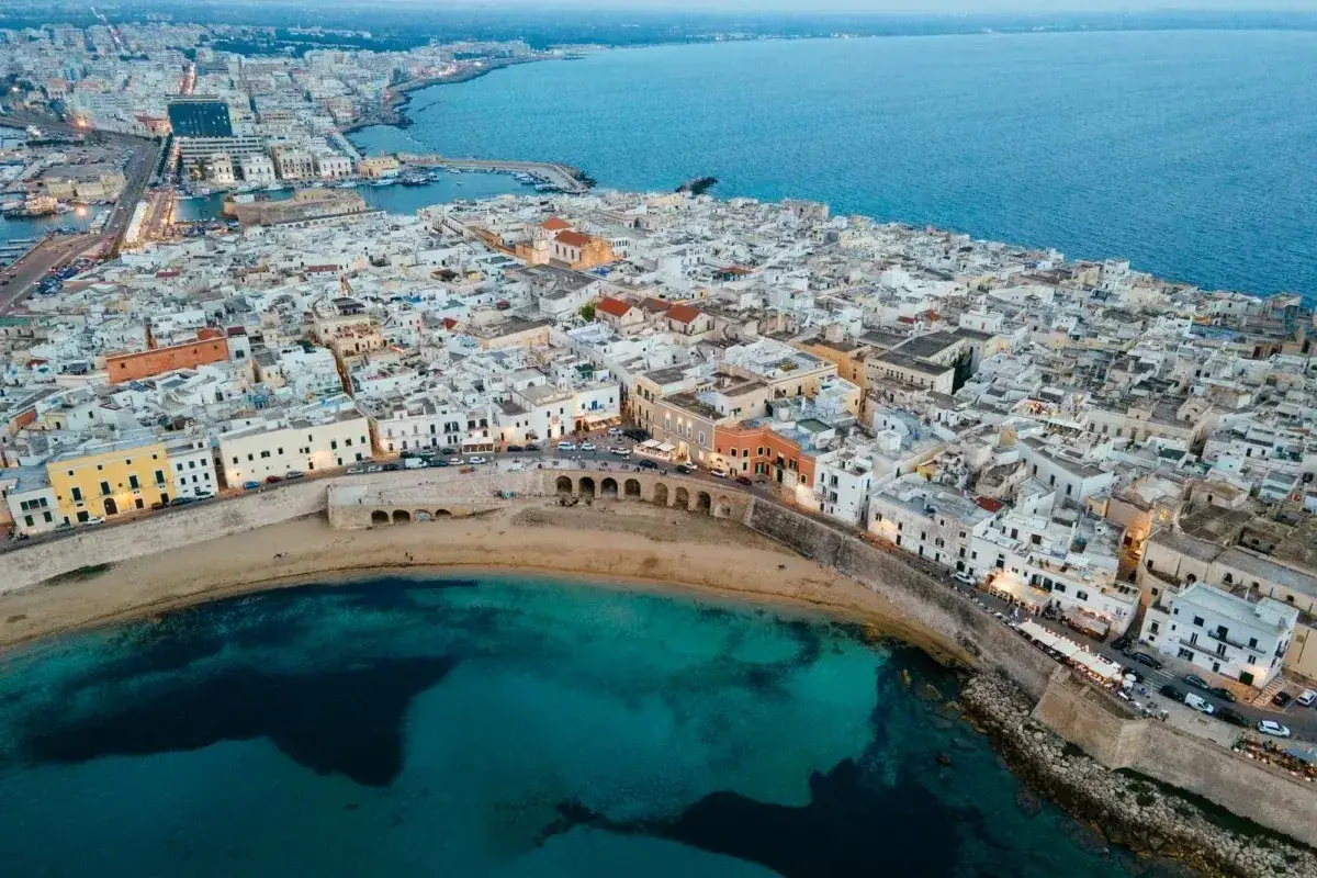 Gallipoli Vecchia: un borgo bianco affacciato sul mare turchese. Un luogo incantevole da esplorare, tra vicoli e scorci mozzafiato.