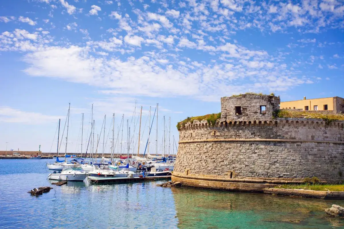 Castello Aragonese e porto turistico, un'ottima base per scoprire cosa visitare vicino Gallipoli.