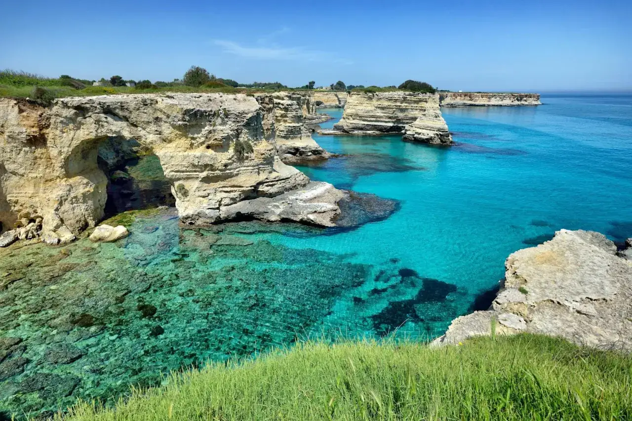 Scogliere calcaree e acque cristalline turchesi, un paradiso naturale tra le calette puglia.