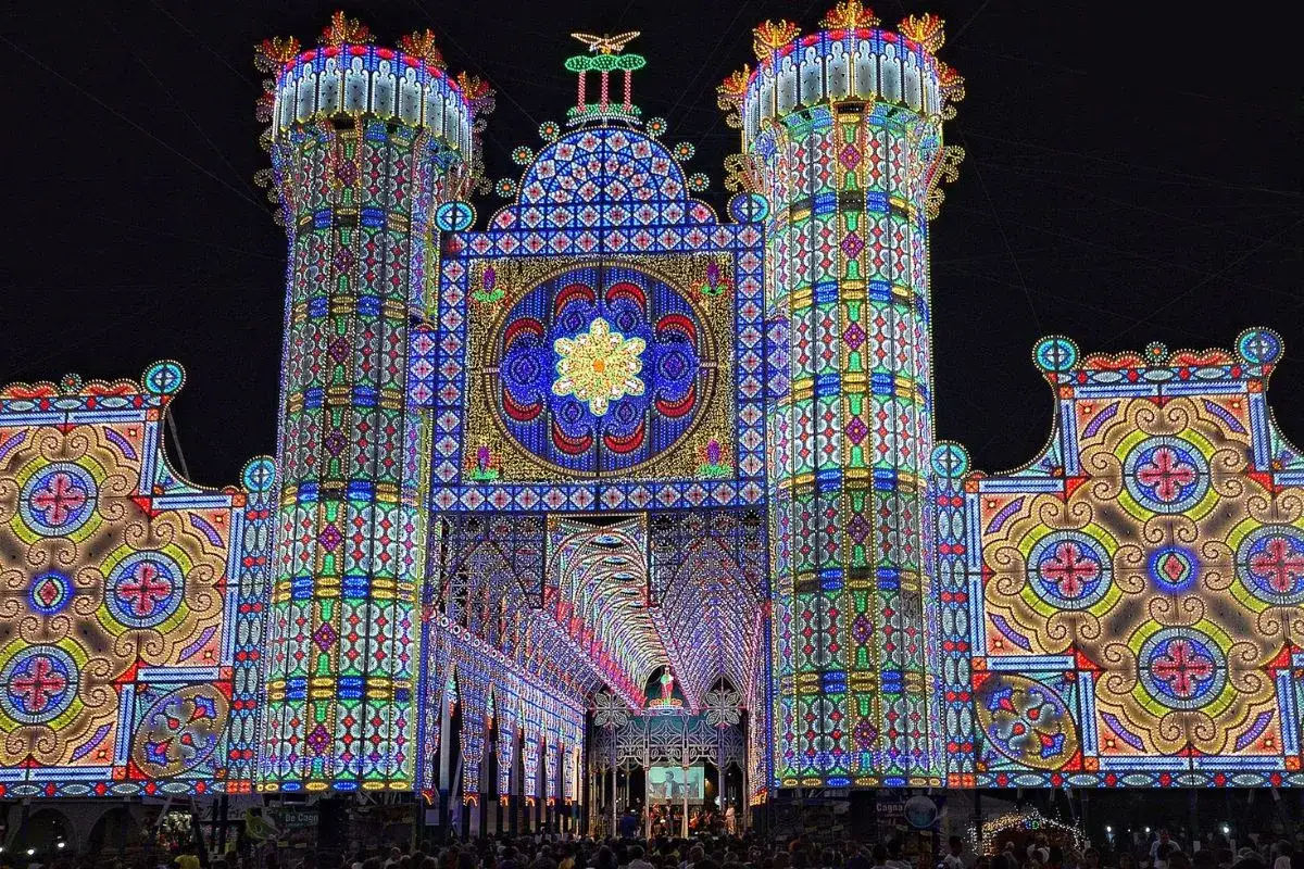 Imponente struttura luminosa, un trionfo di colori e disegni geometrici, che incanta durante le sagre di paese.