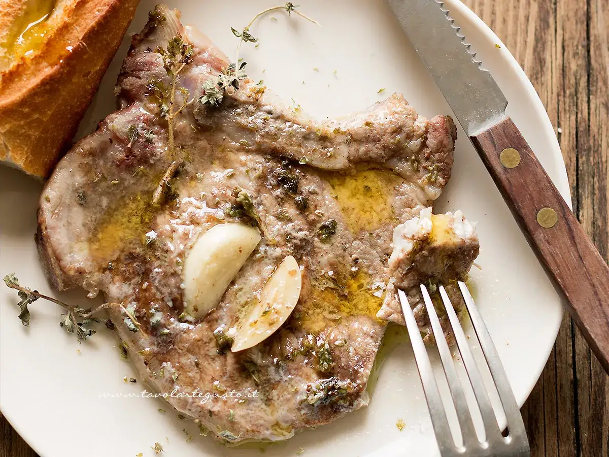 Braciole pugliesi in bianco succulente, condite con aglio e erbe aromatiche, pronte per essere gustate con pane croccante.