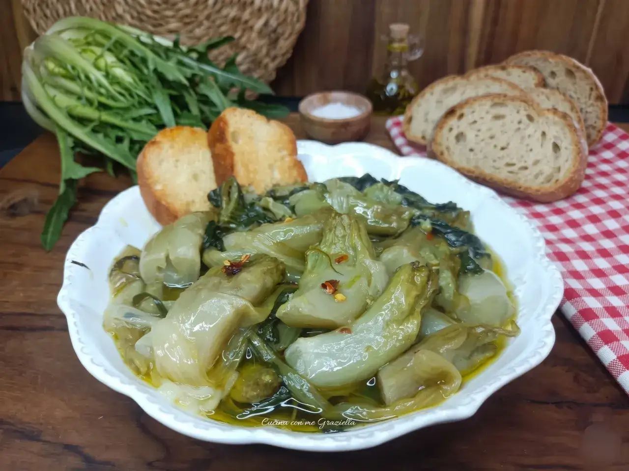 Verdure saltate, un classico della cucina povera salentina, servite con pane tostato e un filo d'olio.