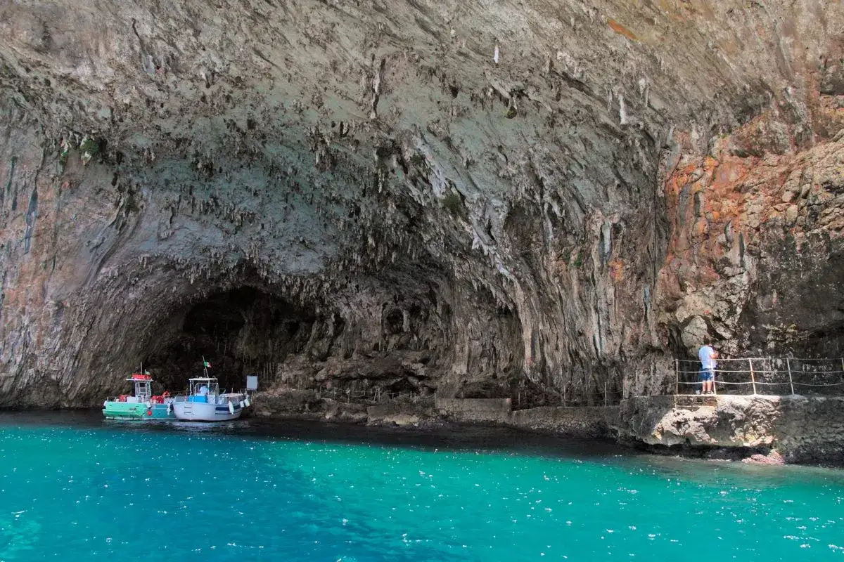 Grotte marine e barche in un mare cristallino, un'ottima idea per cosa fare a Castro.