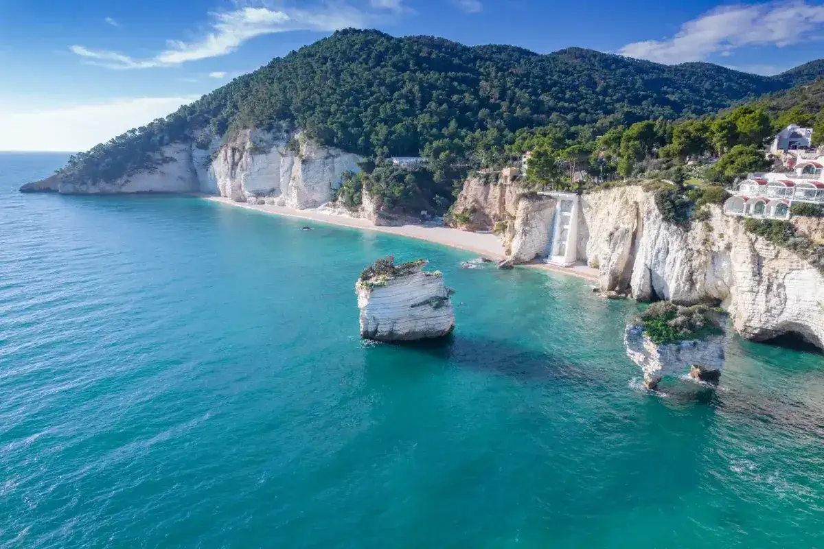 La Baia delle Zagare, con le sue scogliere bianche a picco sul mare turchese, incanta con faraglioni solitari e una spiaggia nascosta.