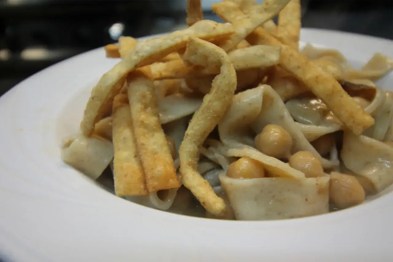 Sagne ncannulate con ceci, un piatto rustico e saporito, con pasta fresca e croccanti sfoglie fritte.