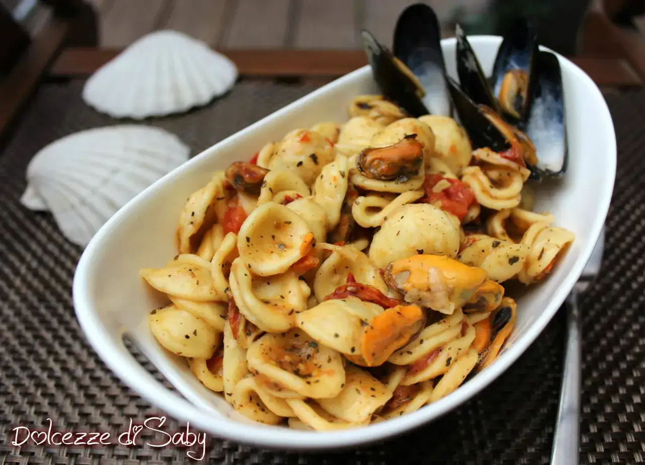 Orecchiette alla tarantina con cozze e pomodorini, un piatto di mare che profuma di Puglia.