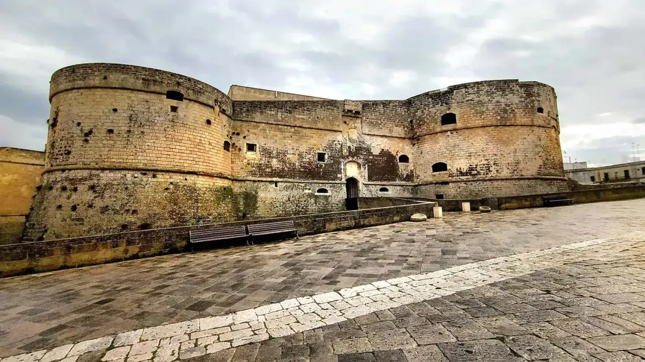 Castello Aragonese, cuore del otranto centro storico. Una mappa ideale per esplorare le sue mura imponenti.