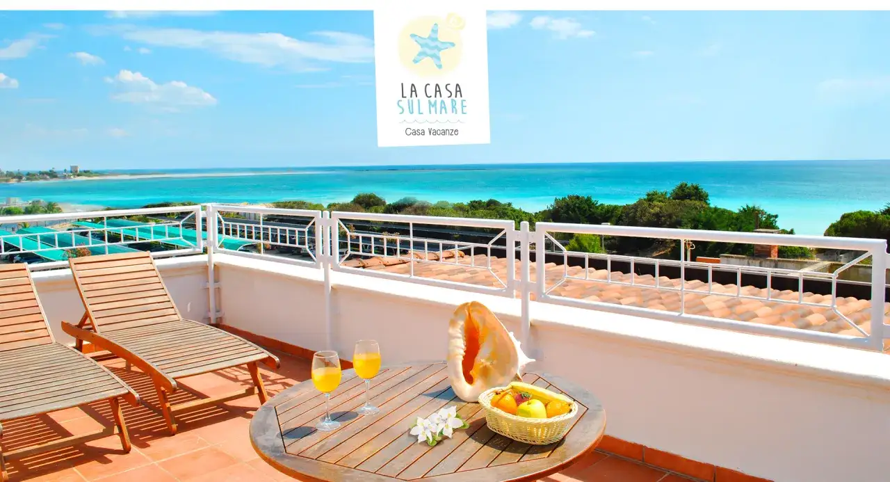 Terrazza con vista mare, lettini e tavolo con frutta: la scelta ideale per sapere dove alloggiare in Salento.