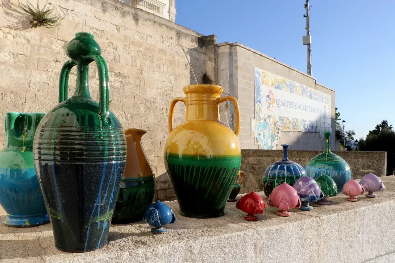 Vasi colorati e ceramiche artistiche, un'esplosione di creativit&agrave; tipica dei mercati del Salento.