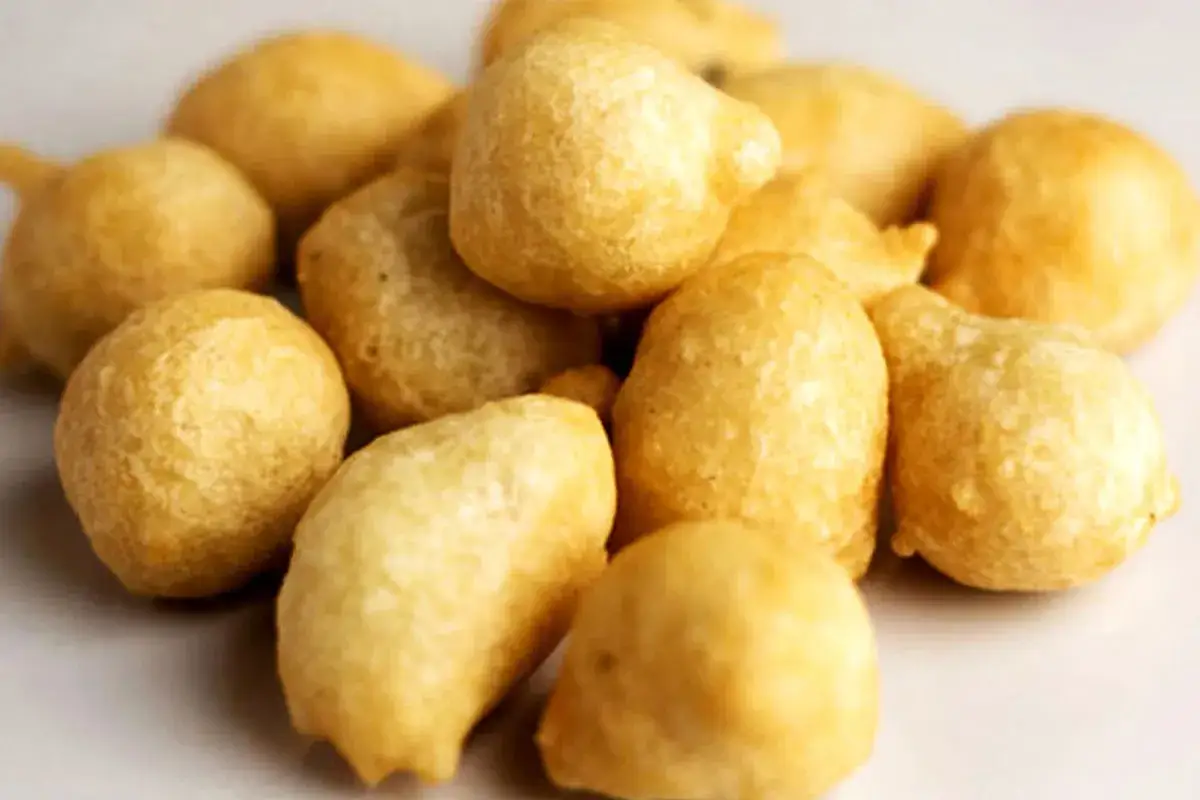 Un mucchio di pittule leverano dorate e fritte, pronte per essere gustate.