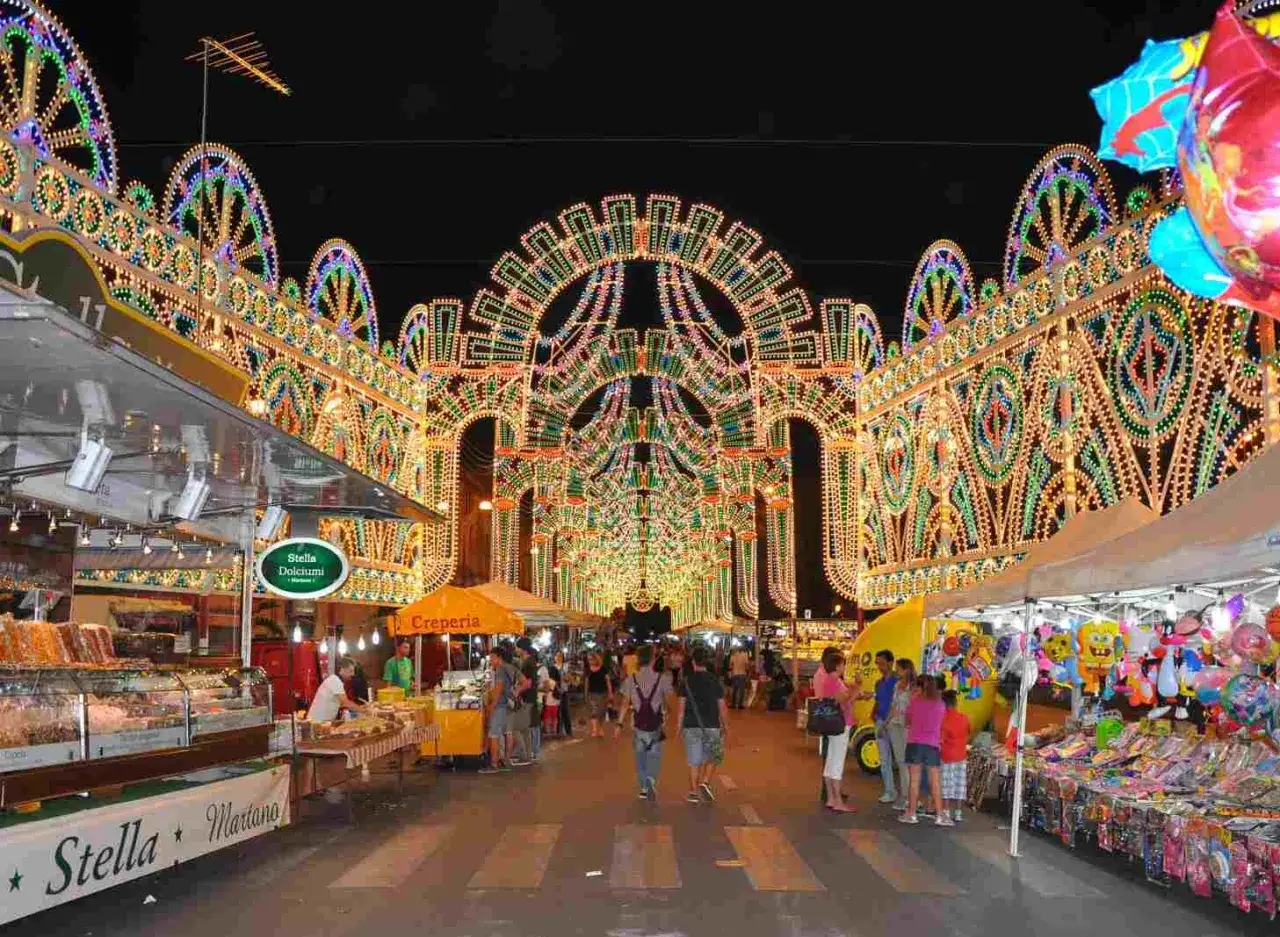 Festa San Pietro e Paolo a Galatina: bancarelle e luminarie spettacolari creano un'atmosfera magica.